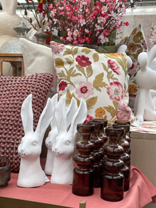 Deko Osterzeit: Hasenfiguren, Vasen, Kissen Deko Osterzeit: Hasenfiguren, Vasen, Kissen