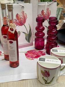 Geschenkset mit Rosenlikör von Bemer zur Osterzeit Geschenkset mit Rosenlikör von Bemer zur Osterzeit