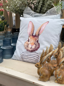 Osterdeko: Hasenfiguren, Kissen mit Hasenmotiv Osterdeko: Hasenfiguren, Kissen mit Hasenmotiv