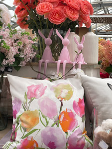 Kissen mit floralen Motiven, poppige Osterhasen Kissen mit floralen Motiven, poppige Osterhasen