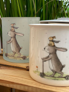 Dekoartikel zu Ostern: Tassen und Servietten mit Hasenmotiv Dekoartikel zu Ostern: Tassen und Servietten mit Hasenmotiv