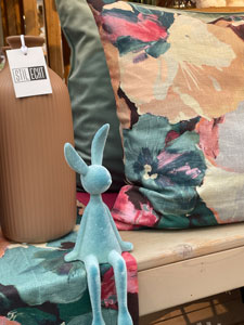 Oster-Deko - Hasenfigur, Vase, Kissen Oster-Deko - Hasenfigur, Vase, Kissen