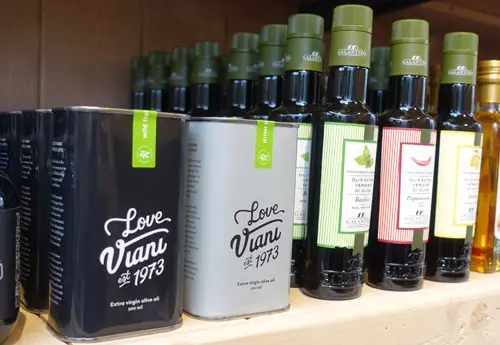Olivenöle von Viani in Flaschen und Dosen