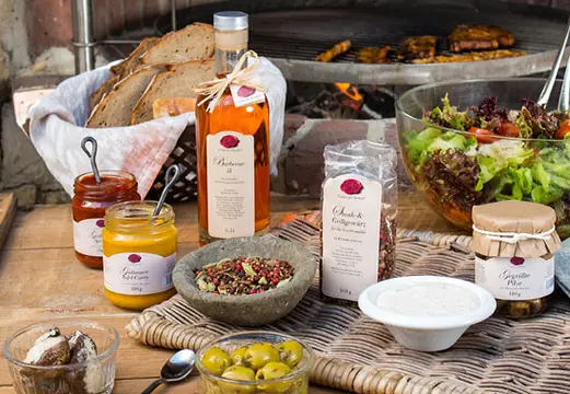 Grillsauce, Barbecue-Öl und Gewürze neben gegrillten Pilzen