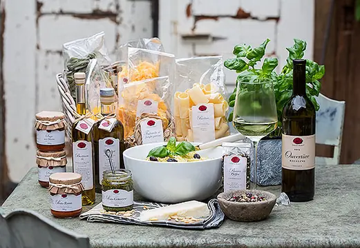 Nudeln, Pesto, Öl und Wein von Gourmet Berner