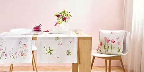 Tischwäsche von Sander mit Tulpenmotiv auf einem gedeckten Tisch