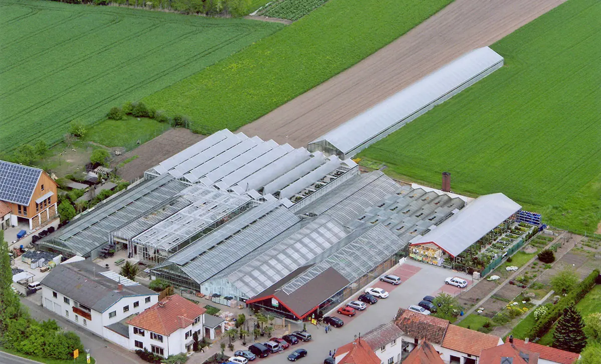 Luftbild der Gärtnerei mit Gewächshäusern am Ortsrand